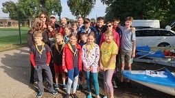 (28.9.2025) Závod Napříč Prahou - přes tři jezy je tradičním pražským vodáckým závodem s historií sahající až do roku 1939. Trať závodu je dlouhá asi 6,5 říčních kilometrů se startem na Císařské louce (nad Železničním mostem) a s cílem na ostrově Štvanice. Jak název závodu napovídá, na trati se překonávají tři jezy: Šítkovský (pod Jiráskovým mostem), jez Staroměstský (Karlovka nad Karlovým mostem) a Helmovský jez u Štvanice.